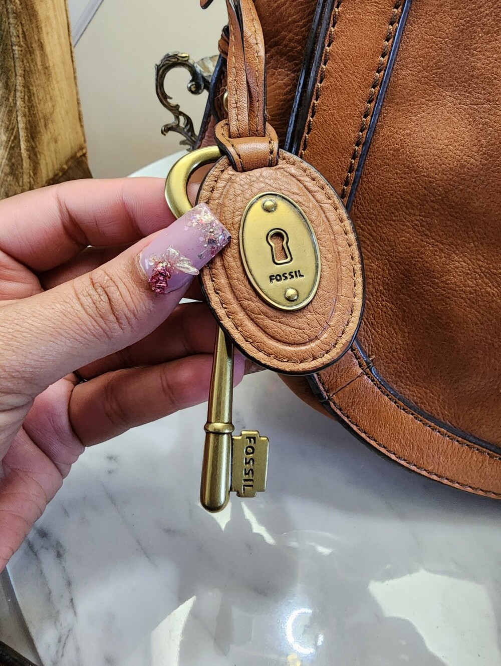 Fossil Leather Crossbody Saddle Bag Brown Key Charm Flap Purse Adjustable Strap - Picture 6 of 16
